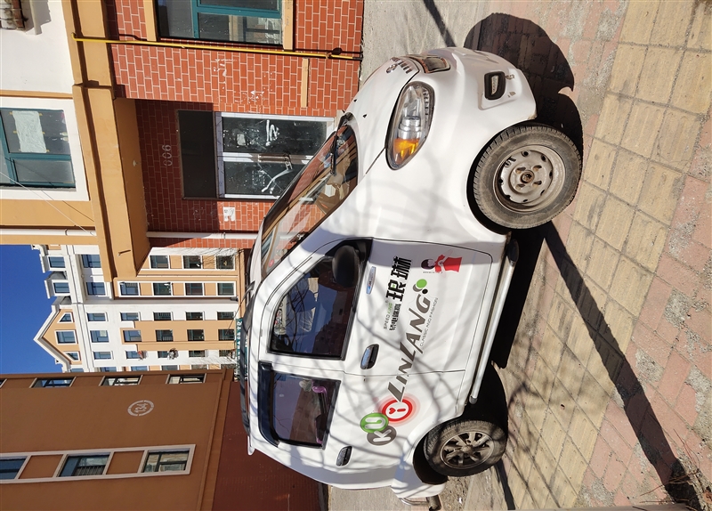 電動轎車低價處理。