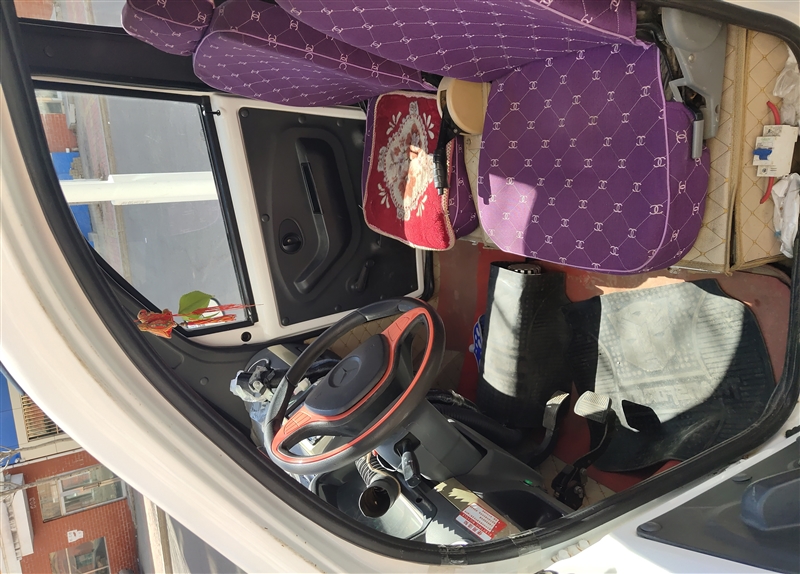 電動轎車低價處理。