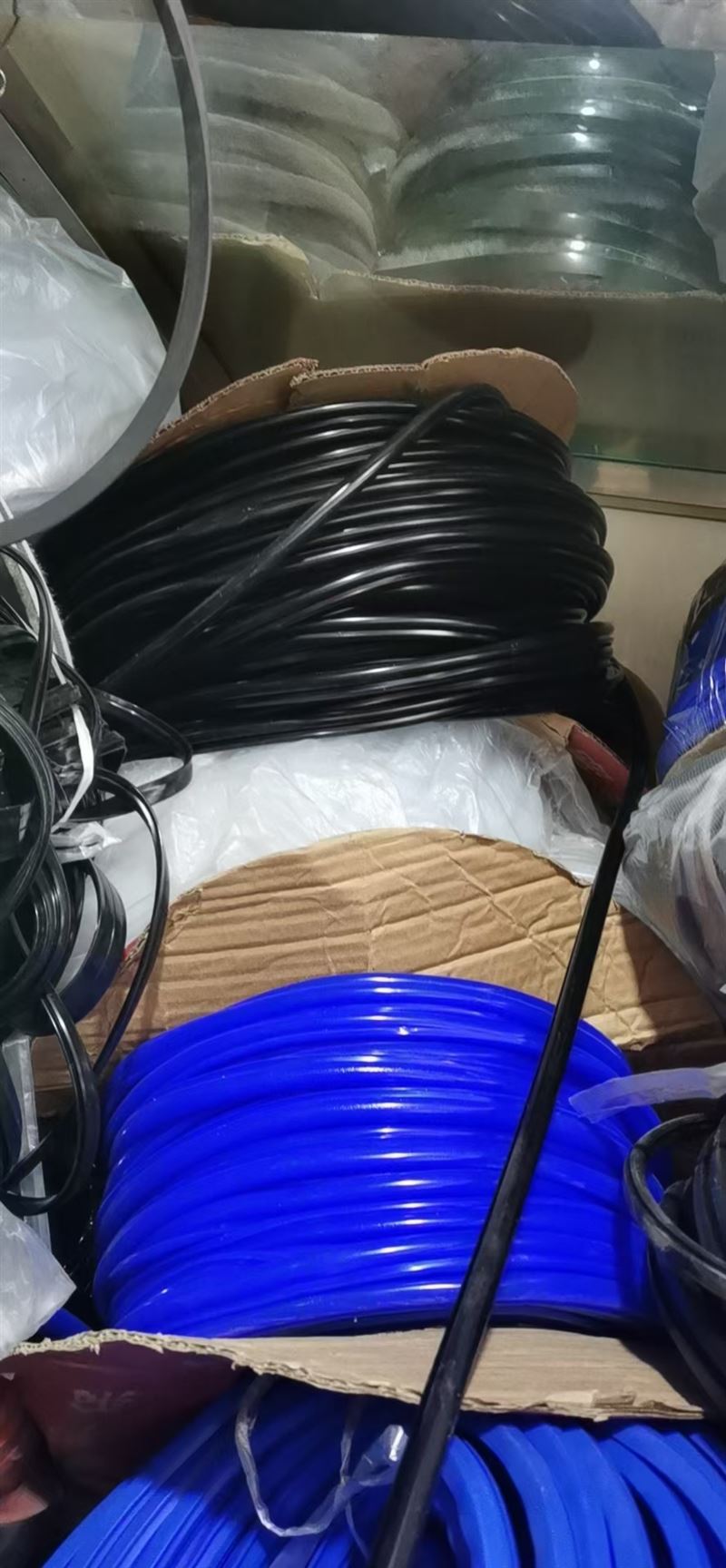廠家維修銷售門窗，換合頁(yè)把手密封條。定做紗窗，軟包防盜門，