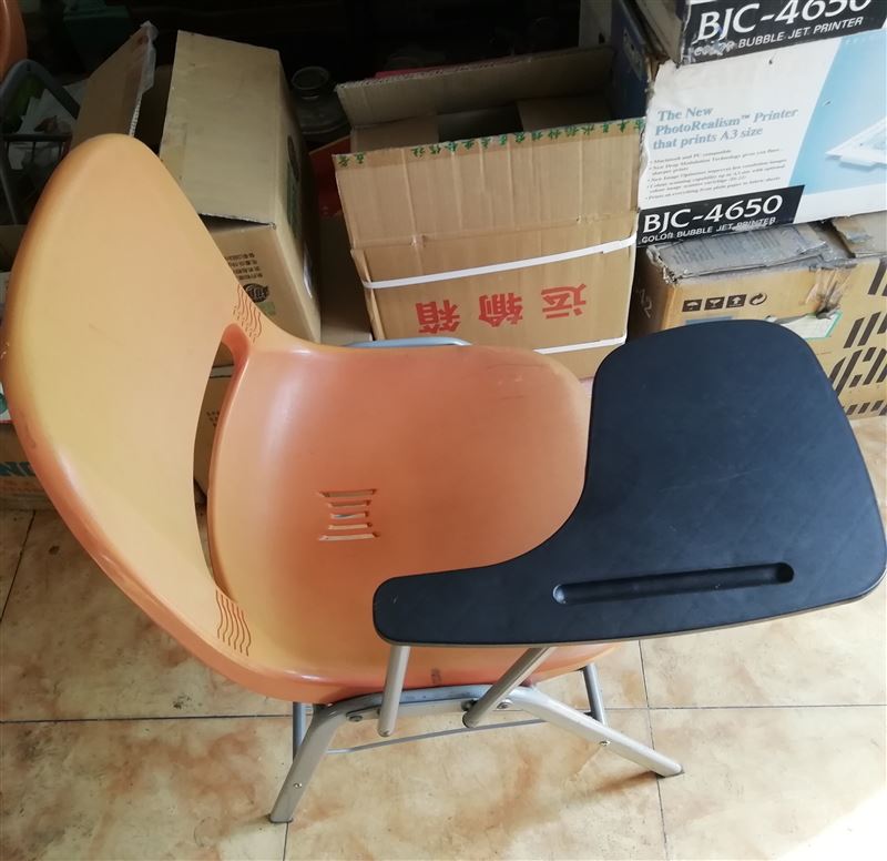 賣椅子，楊琴